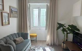 Stylish Renovated Apartment In Chiado