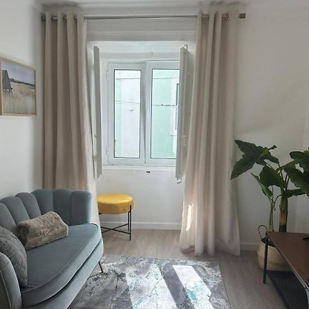 Stylish Renovated Apartment In Chiado Lisboa Extérieur photo