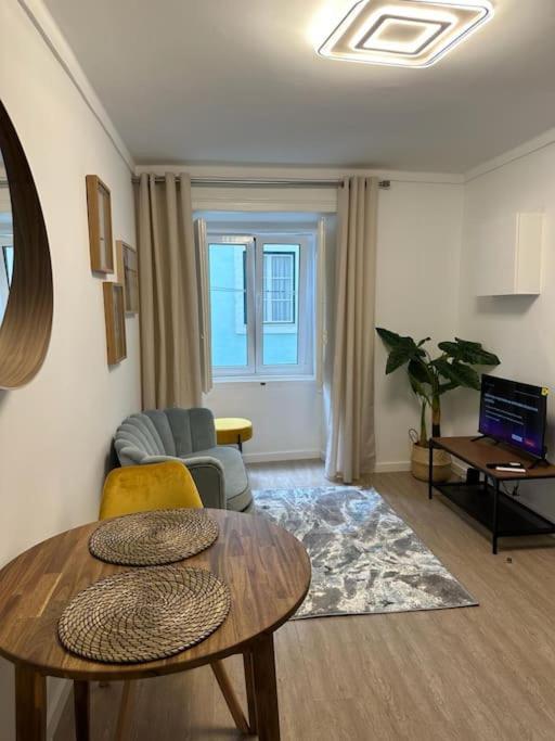 Stylish Renovated Apartment In Chiado Lisboa Extérieur photo