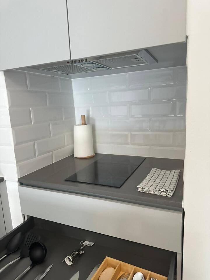 Stylish Renovated Apartment In Chiado Lisboa Extérieur photo