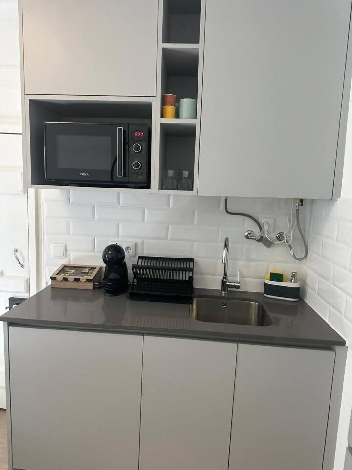Stylish Renovated Apartment In Chiado Lisboa Extérieur photo